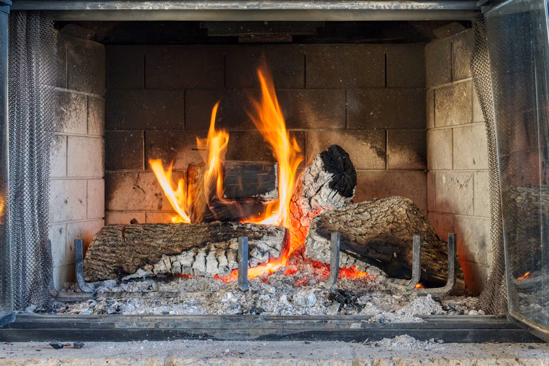 Cheminée avec feu à l'intérieur après ramonage
